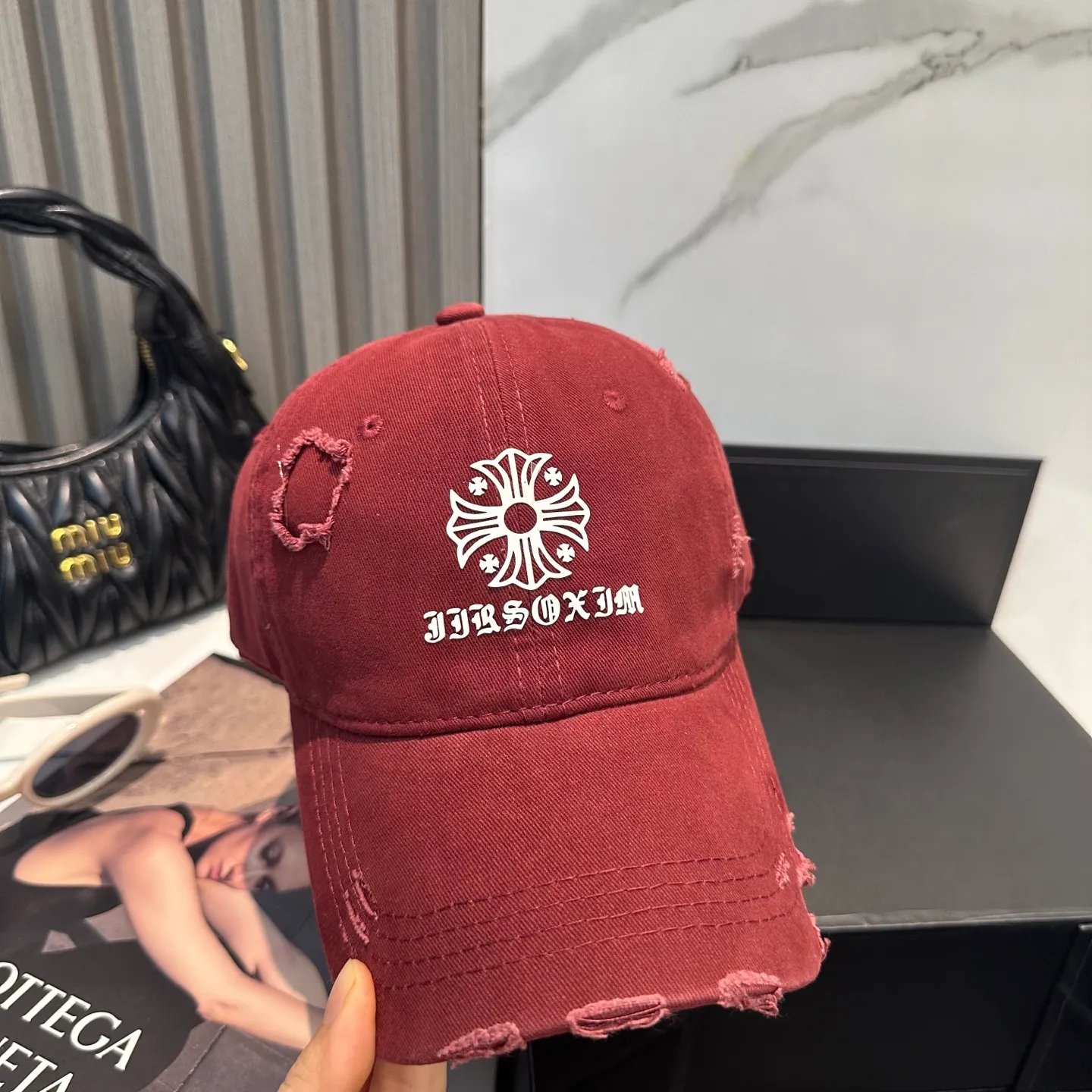 P70 Crow Heart 🆕🆕25 new baseball cap, stylish and classic cross logo, casual with a cool feeling, unisex style, same style for men and women! Very easy to match! Head circumference: 56-58cm is available